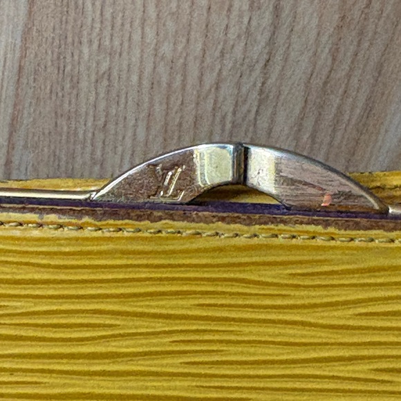 Auth Louis Vuitton Epi kiss-lock long wallet Clutch - Picture 2 of 15